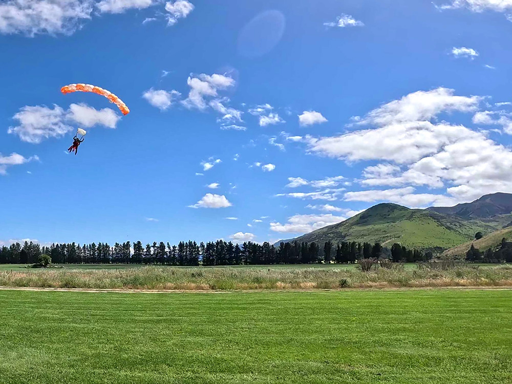 Parachute jumping New Zealand safe