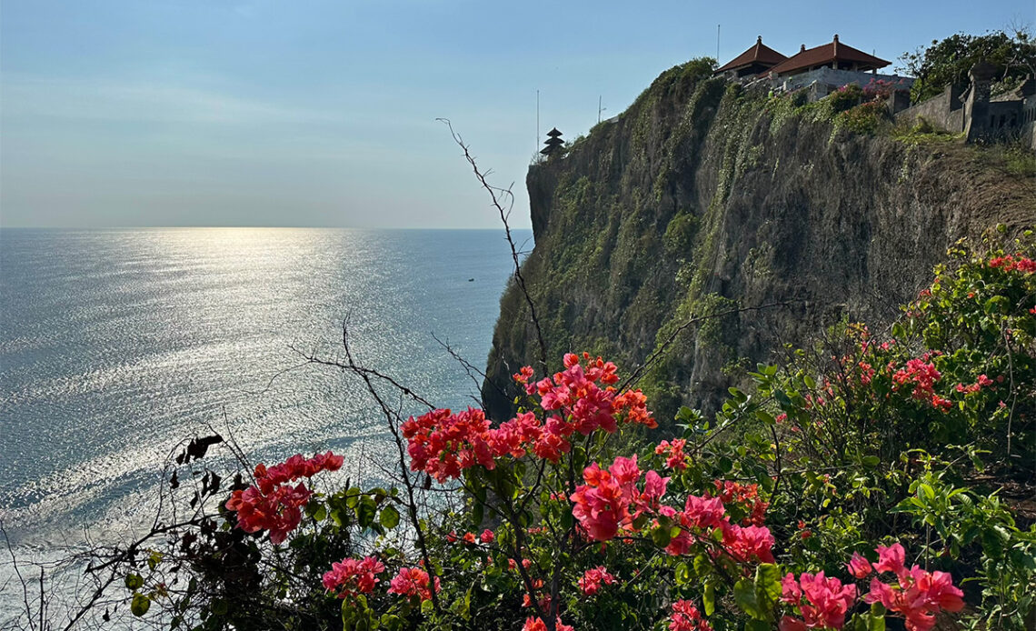 Waarom iedereen naar de Uluwatu Tempel gaat en jij ook moet