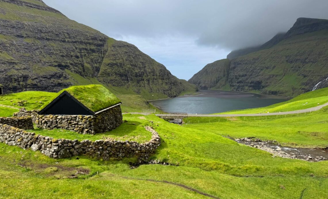 Saksun in the Faroe Islands: road, Dúvugarðar and tips